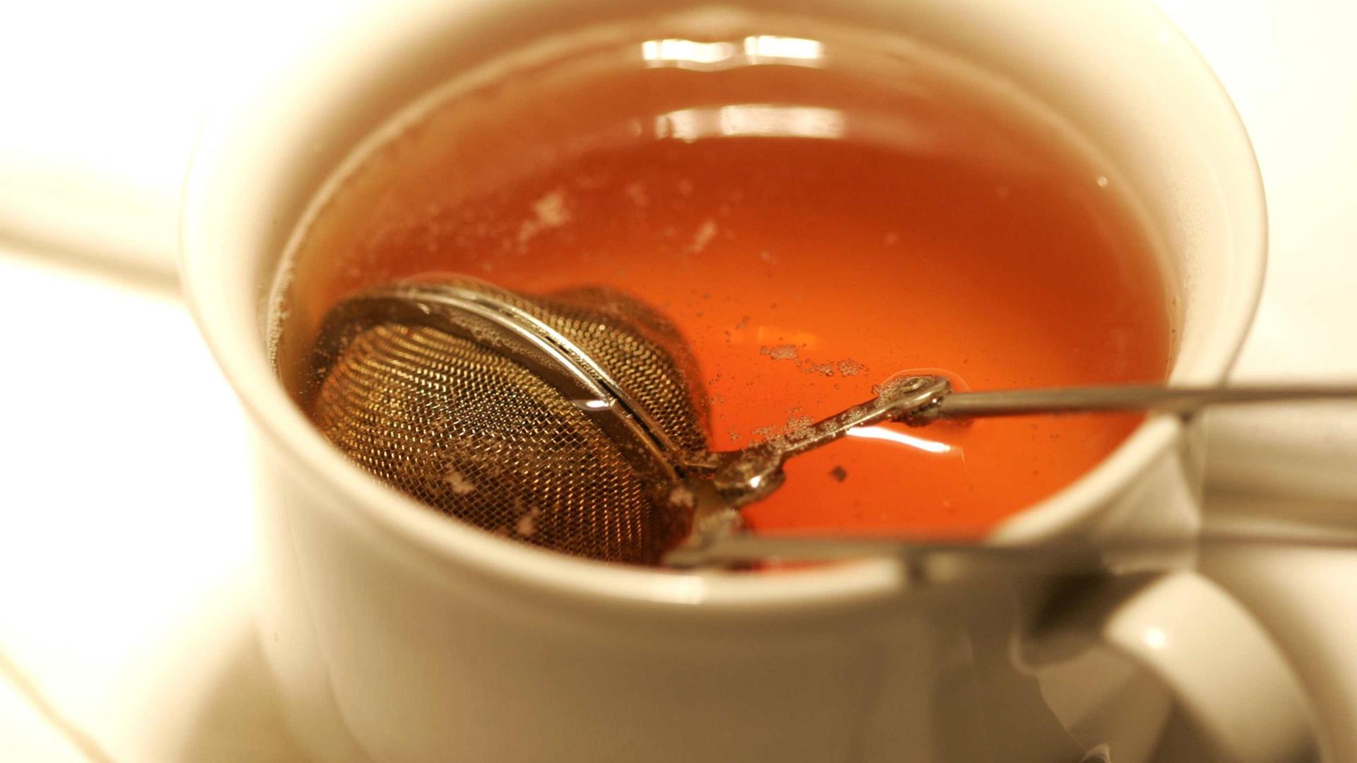Eine Tasse Ceylon-Tee, zubereitet mit einem Tee-Ei