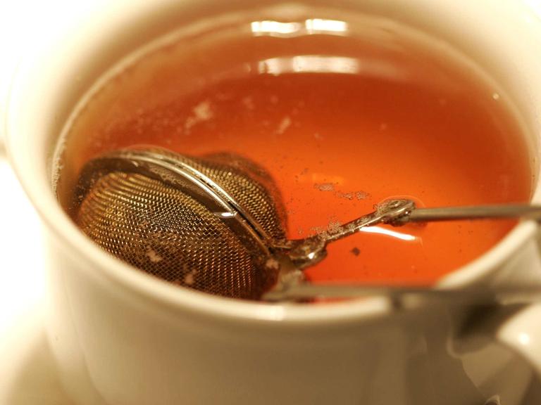 Eine Tasse Ceylon-Tee, zubereitet mit einem Tee-Ei