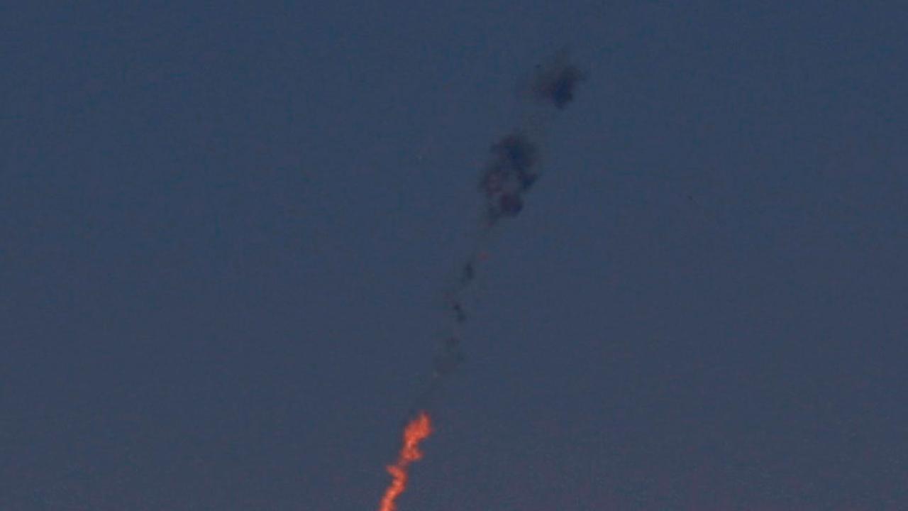 Ein syrischer Kampfjet steht am Himmel in Flammen, nachdem er vom israelischen Militär über den Golanhöhen getroffen wurde.