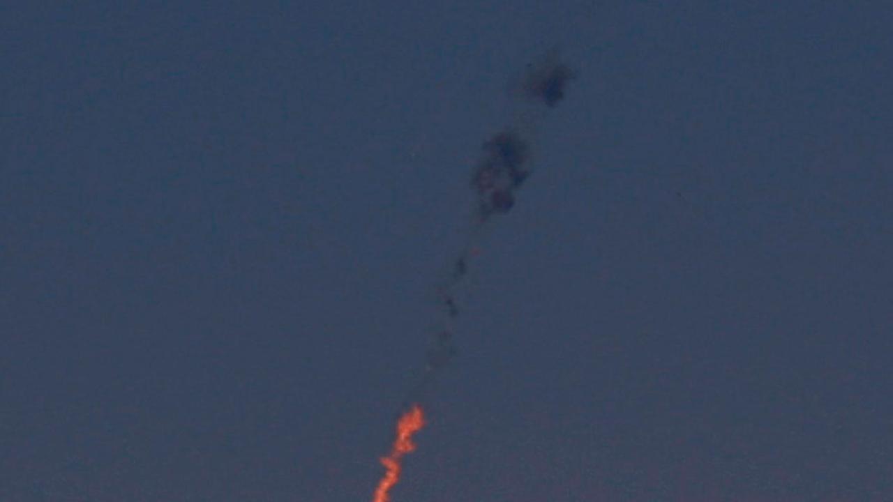 Ein syrischer Kampfjet steht am Himmel in Flammen, nachdem er vom israelischen Militär über den Golanhöhen getroffen wurde. Ein syrischer Kampfjet steht am Himmel in Flammen, nachdem er vom israelischen Militär über den Golanhöhen getroffen wurde.