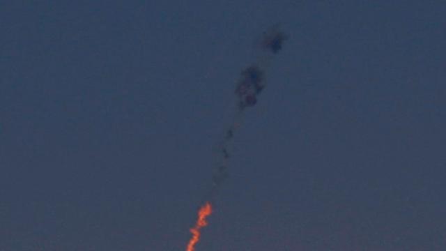 Ein syrischer Kampfjet steht am Himmel in Flammen, nachdem er vom israelischen Militär über den Golanhöhen getroffen wurde.