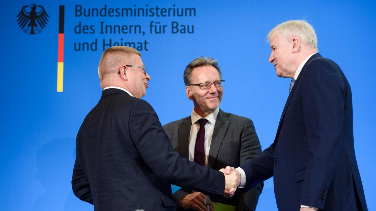 Horst Seehofer, Bundesminister des Innern, für Bau und Heimat, verabschiedet Thomas Haldenwang, Präsident des Bundesamtes für Verfassungsschutz, und Holger Münch, Präsident des Bundeskriminalamtes, nach einer gemeinsamen Pressekonferenz zur Neuorganisation der Sicherheitsbehörden im Bundesinnenministerium. Horst Seehofer, Bundesminister des Innern, für Bau und Heimat, verabschiedet Thomas Haldenwang, Präsident des Bundesamtes für Verfassungsschutz, und Holger Münch, Präsident des Bundeskriminalamtes, nach einer gemeinsamen Pressekonferenz zur Neuorganisation der Sicherheitsbehörden im Bundesinnenministerium.