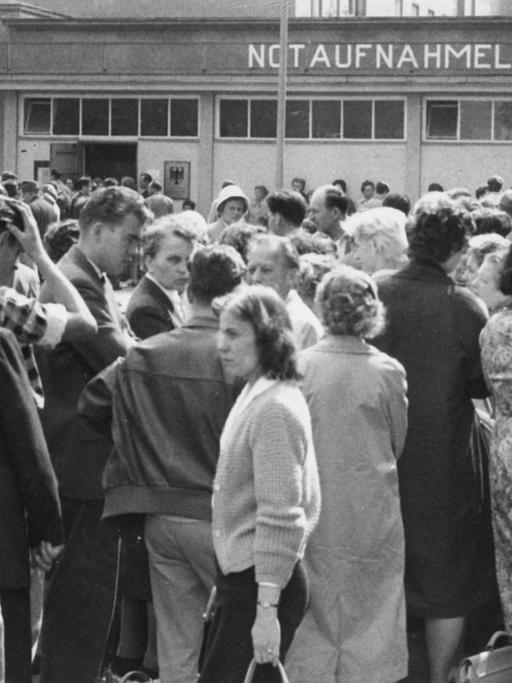 Am 14. August 1961, dem Tag nach dem Beginn des Mauerbaus, war der Flüchtlingsansturm auf das Notaufnahmelager Berlin-Marienfelde besonders groß.