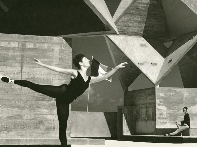 Schwarz-Weiß-Foto des Rathauses von Bat Yam in Israel, davor eine Ballettänzerin, die auf einem Bein balanciert.