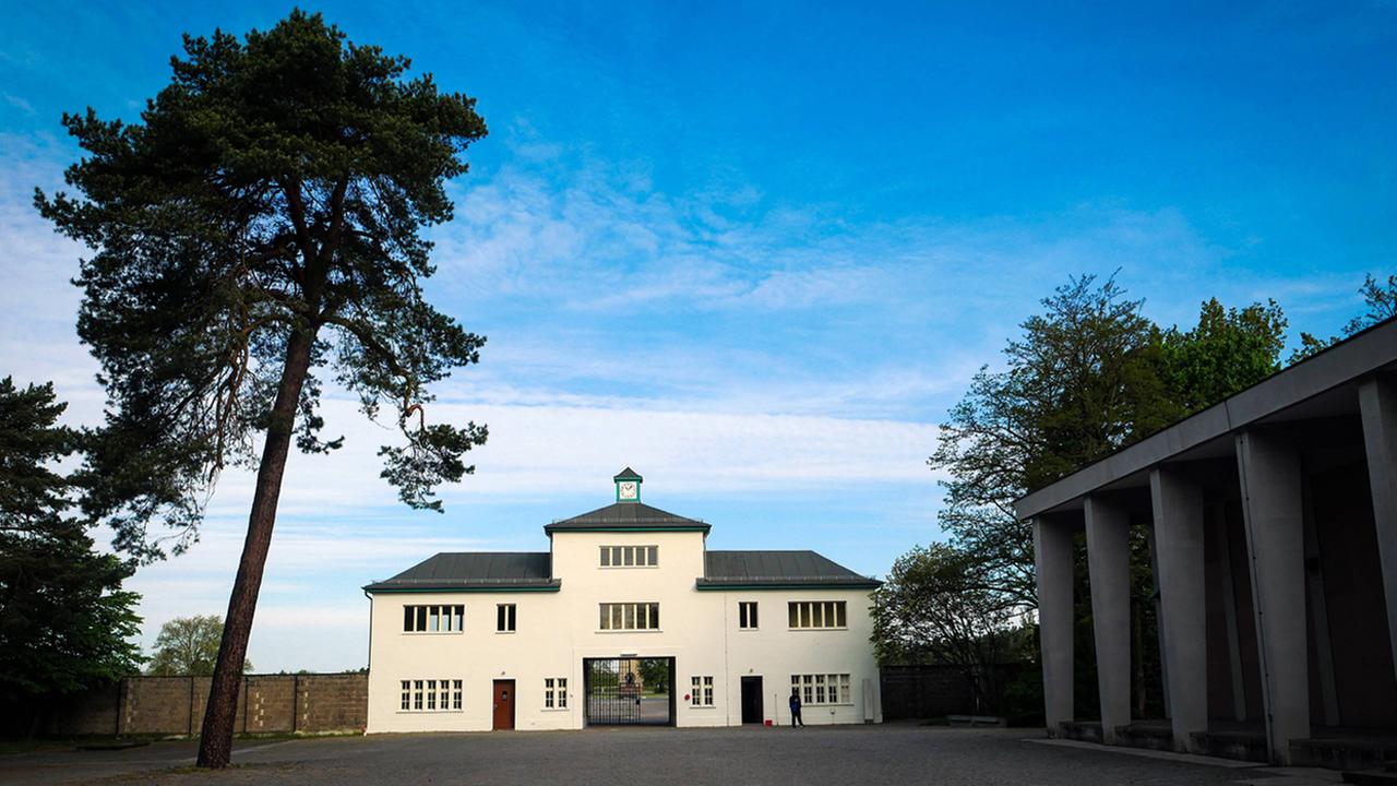 Blick auf das Eingangsgebäude zur Gedenkstätte im ehemaligen KZ Sachsenhausen