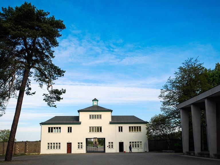 Blick auf das Eingangsgebäude zur Gedenkstätte im ehemaligen KZ Sachsenhausen