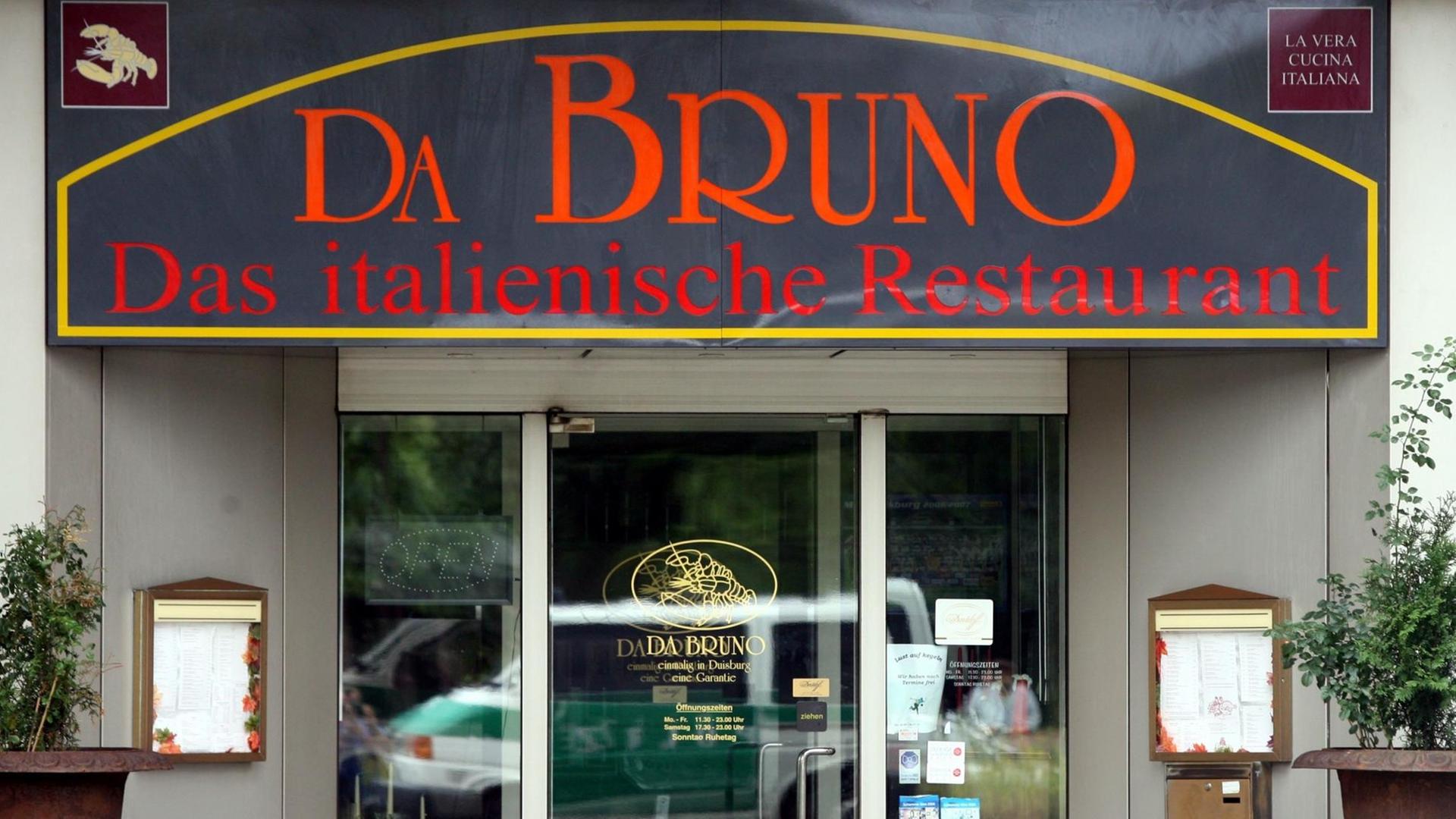 Ein Polizeiwagen spiegelt sich am Mittwoch (15.08.2007) in Duisburg in der Eingangstür des Restaurants "Da Bruno" in der Nähe des Tatortes Ein Polizeiwagen spiegelt sich am Mittwoch (15.08.2007) in Duisburg in der Eingangstür des Restaurants "Da Bruno" in der Nähe des Tatortes