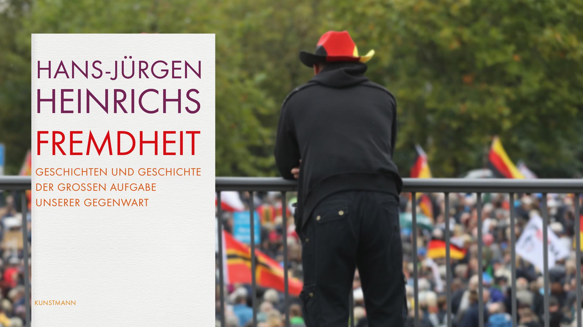 Ein Mann mit einem Cowboyhut in den Farben der Deutschlandfahne lehnt an einem Geländer und betrachtet eine nationalkonservative Demonstration in Dresden. Ein Mann mit einem Cowboyhut in den Farben der Deutschlandfahne lehnt an einem Geländer und betrachtet eine nationalkonservative Demonstration in Dresden.