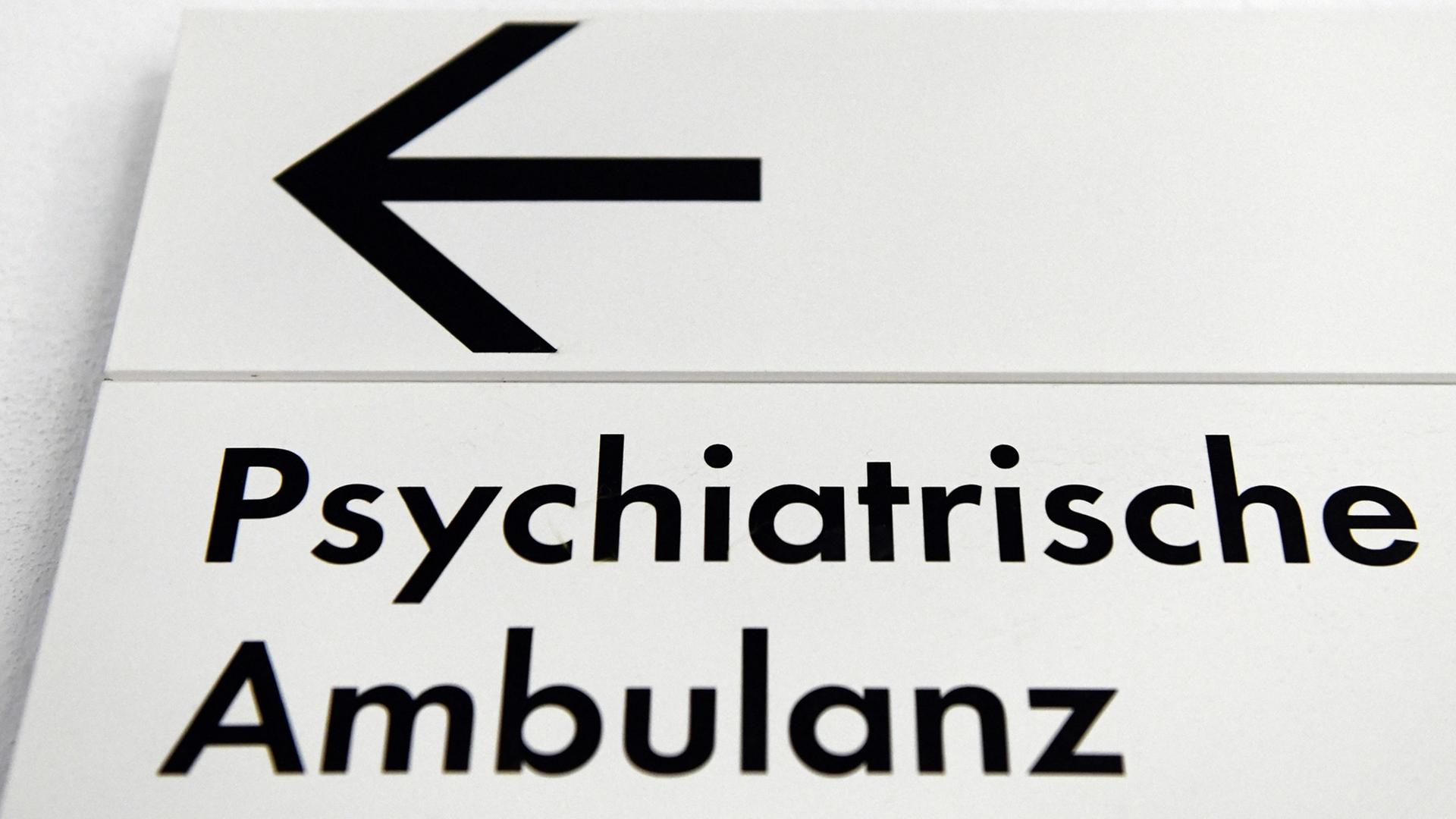 Das Schild mit der Aufschrift "Psychiatrische Ambulanz" hängt an der Charité-Klinik für Psychiatrie und Psychotherapie. Das Schild mit der Aufschrift "Psychiatrische Ambulanz" hängt an der Charité-Klinik für Psychiatrie und Psychotherapie.