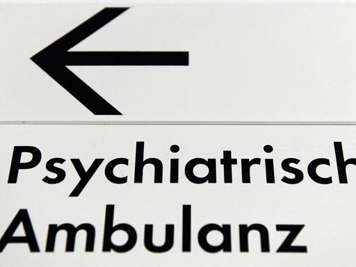 Das Schild mit der Aufschrift "Psychiatrische Ambulanz" hängt an der Charité-Klinik für Psychiatrie und Psychotherapie.