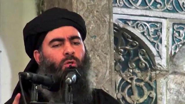 Abu Bakr al-Baghdadi, geistiger Führer des Islamischen Staats, mit erhobenem Zeigefinger auf einem Propagandavideo