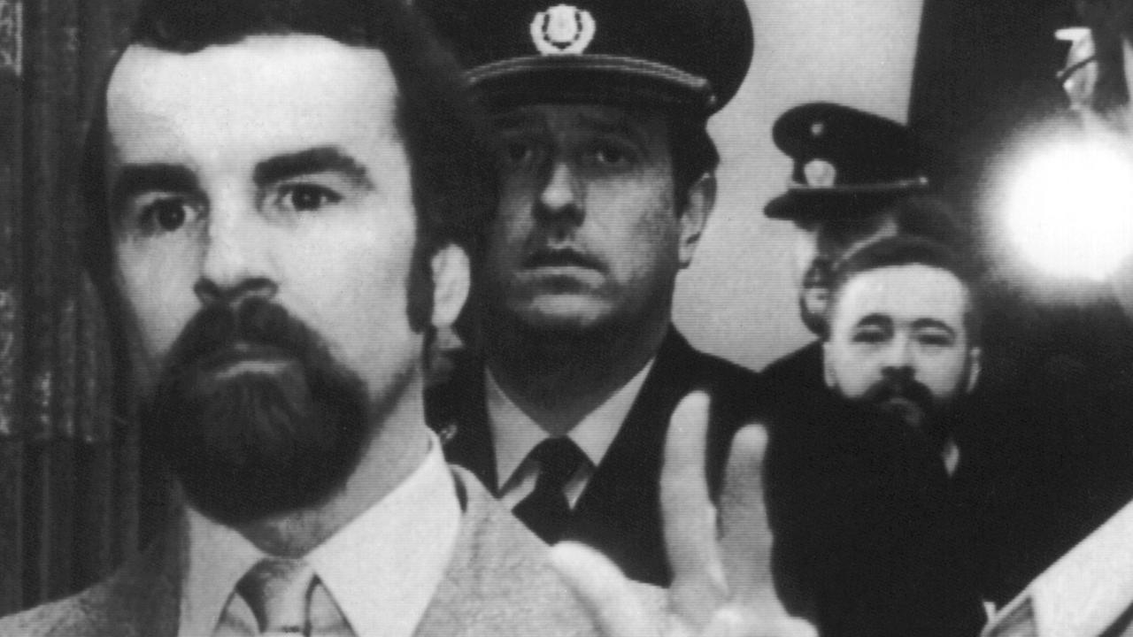 Der Angeklagte Ekkehard Weil im Gericht mit zum "W" gespreizten Fingern, ein Symbol der rechtsradikalen "Aktion Widerstand". Unter strengen Sicherheitsvorkehrungen begann am 18. Oktober 1983 in Wien ein Verfahren gegen neun Rechtsradikale, darunter auch gegen den aus der Bundesrepublik Deutschland geflüchteten Ekkehard Weil. Ihnen werden Neonazitum und Sprengstoffanschläge zur Last gelegt. Der Angeklagte Ekkehard Weil im Gericht mit zum "W" gespreizten Fingern, ein Symbol der rechtsradikalen "Aktion Widerstand". Unter strengen Sicherheitsvorkehrungen begann am 18. Oktober 1983 in Wien ein Verfahren gegen neun Rechtsradikale, darunter auch gegen den aus der Bundesrepublik Deutschland geflüchteten Ekkehard Weil. Ihnen werden Neonazitum und Sprengstoffanschläge zur Last gelegt.