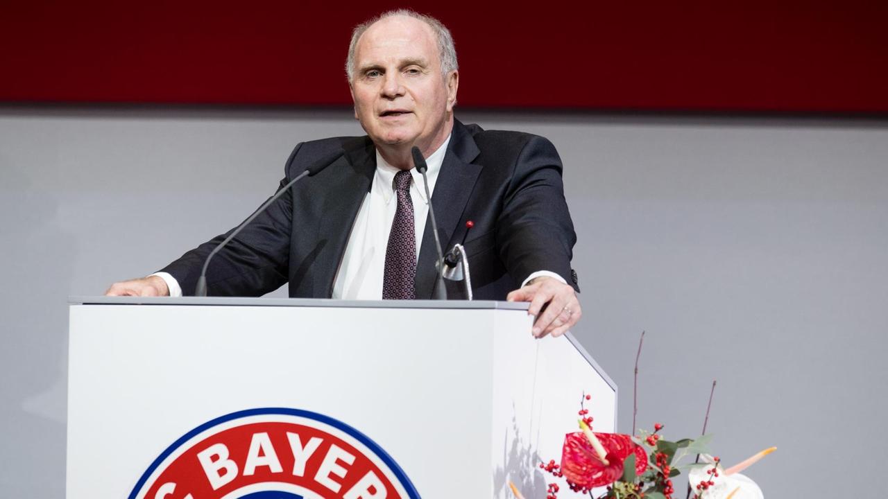 Uli Hoeneß spricht am 25.11.2016 auf der Jahreshauptversammlung des FC Bayern München im Audi Dome in München (Bayern). 