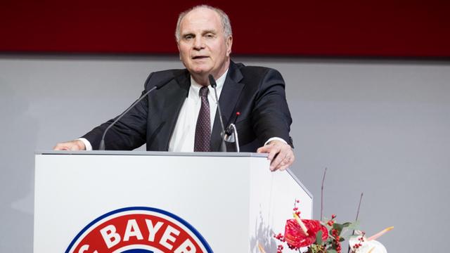 Uli Hoeneß spricht auf einer wichtige Versammlung von dem Verein FC Bayern München.