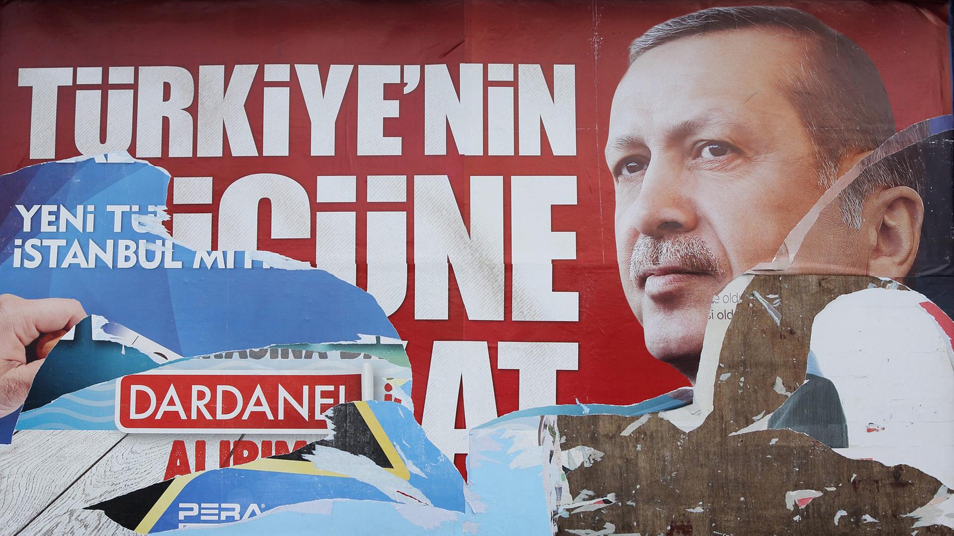Zerrissenes Wahlplakat des türkischen Politikers Recep Tayyip Erdogan Zerrissenes Wahlplakat des türkischen Politikers Recep Tayyip Erdogan