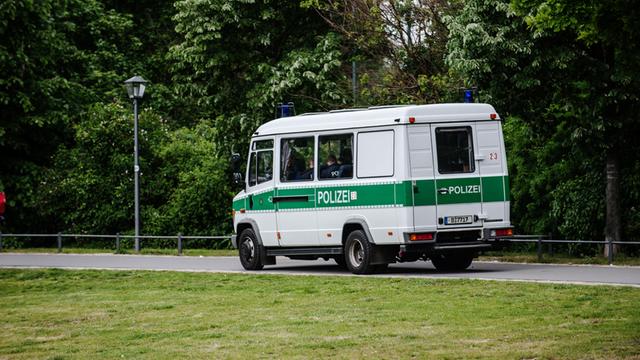 Die Polizei zeigt Präsenz im Görlitzer Park in Berlin-Kreuzberg, doch die Drogenkriminalität konnte sie bislang nicht in den Griff bekommen.