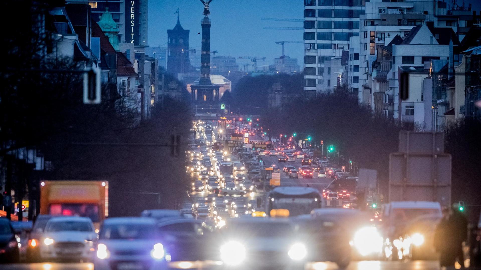 Abendlicher Berufsverkehr auf dem Kaiserdamm im Zentrum von Berlin. Foto: Michael Kappeler/dpa | Verwendung weltweit Abendlicher Berufsverkehr auf dem Kaiserdamm im Zentrum von Berlin. Foto: Michael Kappeler/dpa | Verwendung weltweit