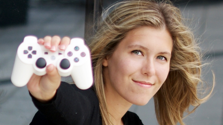 Rebecca Raschun mit Contoler der Spielkonsole Rebecca Raschun mit Contoler der Spielkonsole