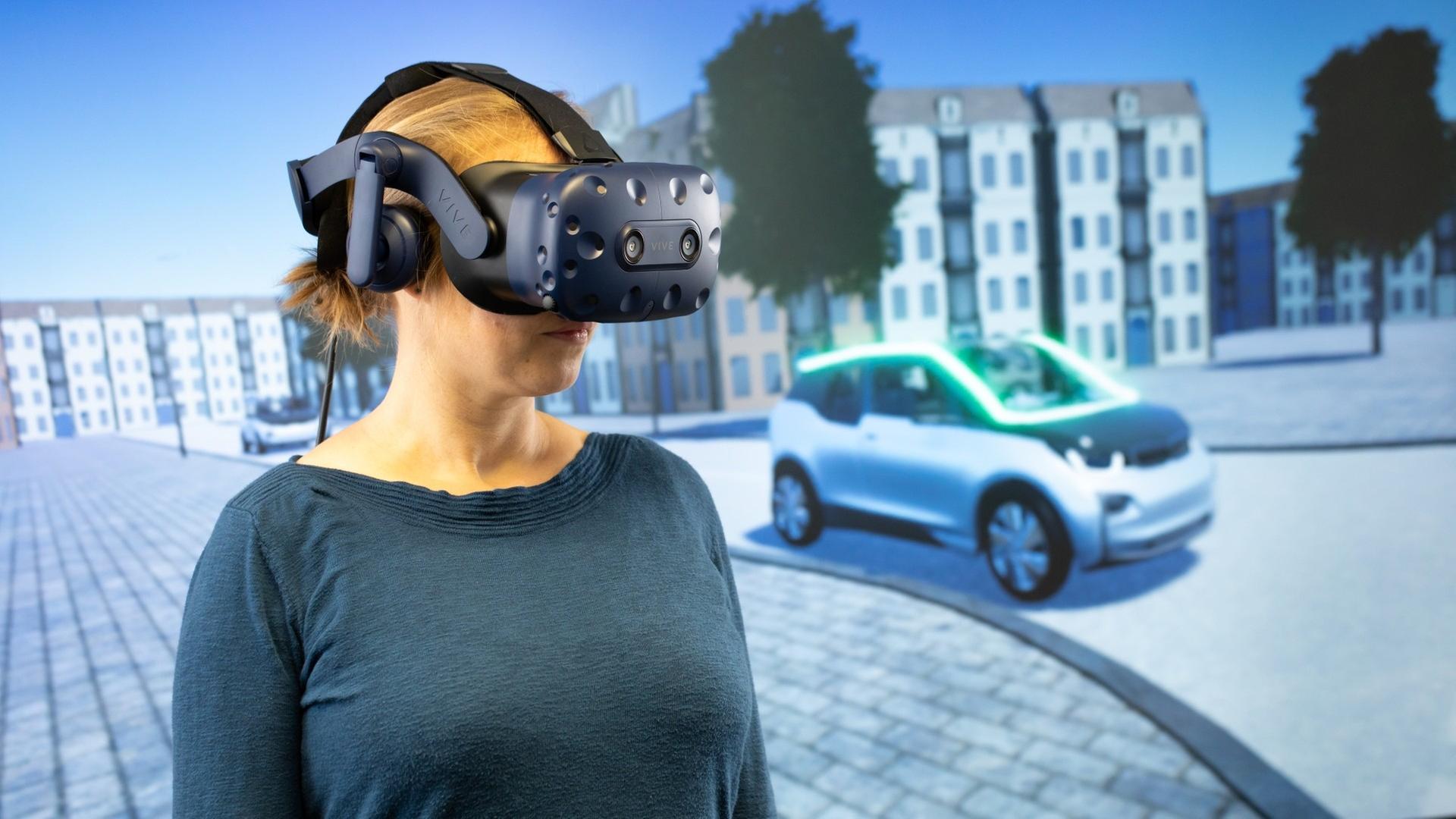 Forscher des Deutschen Zentrum für Luft- und Raumfahrt DLR in Braunschweig untersuchen mit VR-Technik die Kommunikation zwischen Fußgängern und autonomen Fahrzeugen Forscher des Deutschen Zentrum für Luft- und Raumfahrt DLR in Braunschweig untersuchen mit VR-Technik die Kommunikation zwischen Fußgängern und autonomen Fahrzeugen