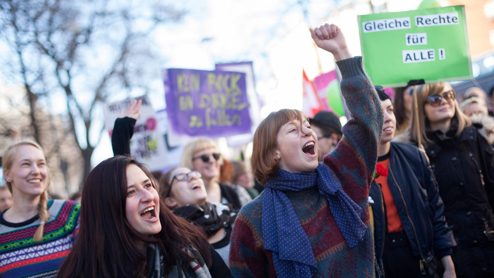 Frauentags-Demonstration in Berlin - die Proteste richteten sich gegen Sexismus und Geschlechterdiskriminierung. Auf einem Schild steht "Gleiche Rechte für alle", Demonstrantinnen rufen etwas mit erhobenem Arm Frauentags-Demonstration in Berlin - die Proteste richteten sich gegen Sexismus und Geschlechterdiskriminierung. Auf einem Schild steht "Gleiche Rechte für alle", Demonstrantinnen rufen etwas mit erhobenem Arm