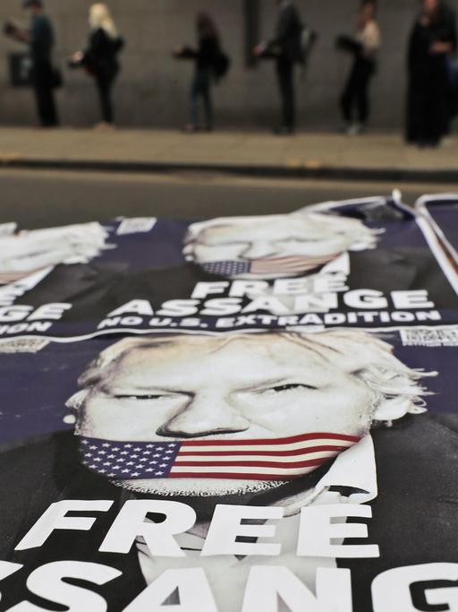 Menschen stehen im September 2020 am Eingang des Old-Bailey-Gerichts in London an, auf dem Boden Plakate mit dem Porträt von Julian Assange und dem Schriftzug "Free Assange".