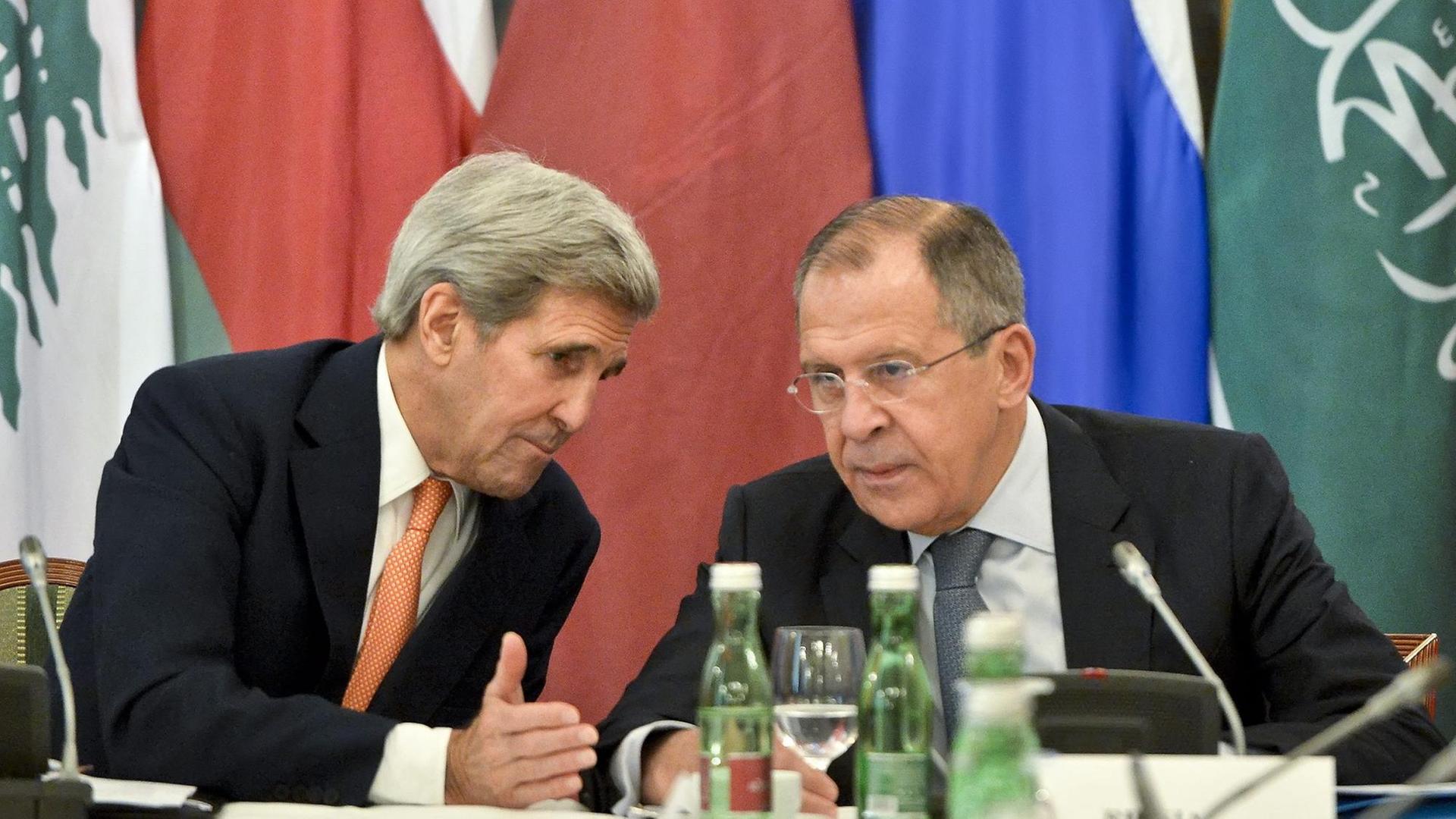 US-Außenminister John Kerry und Russlands Außenminister Sergej Lawrow beraten auf der Syrien-Konferenz in Wien. US-Außenminister John Kerry und Russlands Außenminister Sergej Lawrow beraten auf der Syrien-Konferenz in Wien.