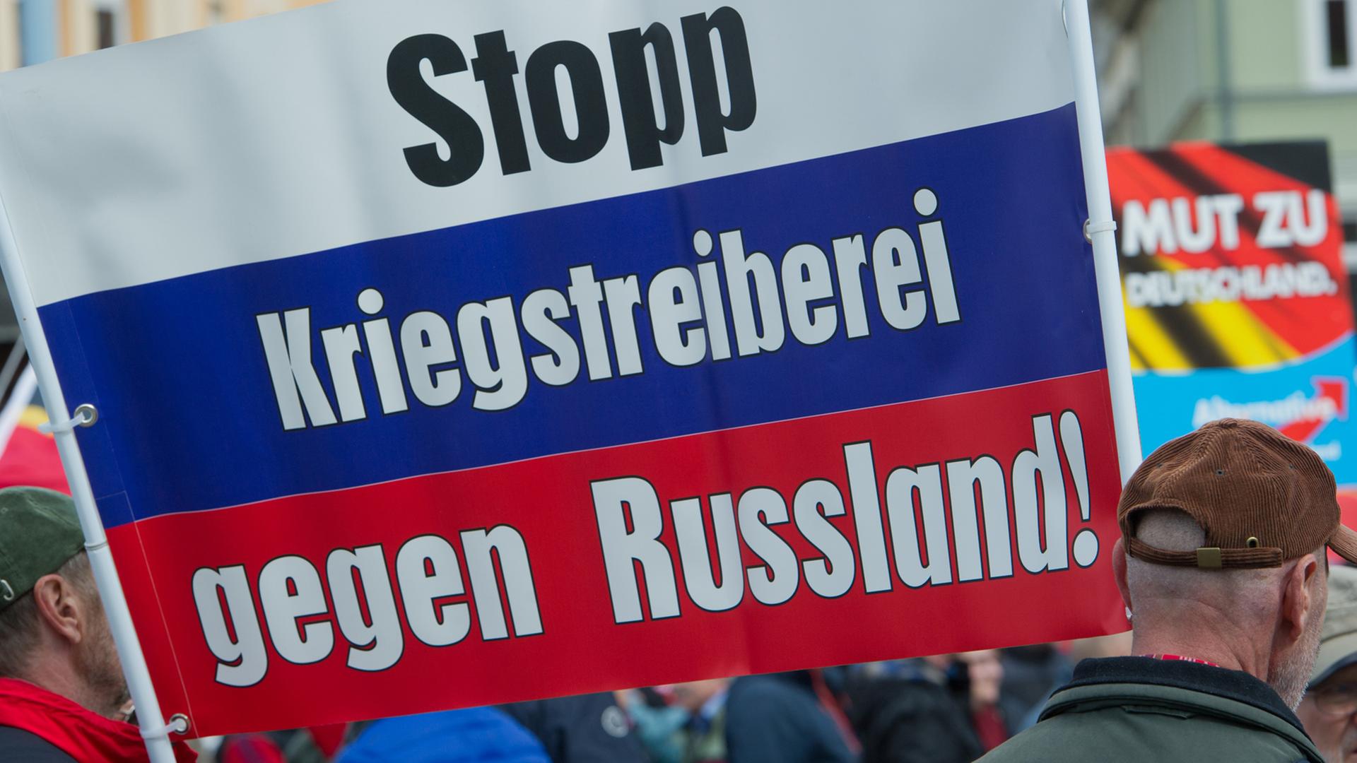 AfD-Anhänger demonstrieren im April 2016 in Stralsund. AfD-Anhänger demonstrieren im April 2016 in Stralsund.