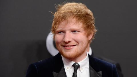 Der britische Sänger Ed Sheeran auf dem roten Teppich bei der Verleihung der Goldenen Kamera in Hamburg.