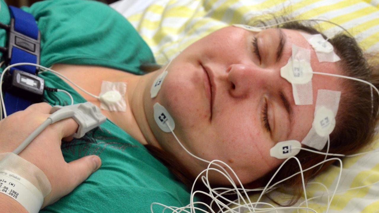 Im Schlaflabor der Robert-Koch-Klinik in Leipzig liegt in der Nacht eine Patientin mit Schlafstörungen nach dem Anlegen von Elektroden in ihrem Bett. Im Schlaflabor der Robert-Koch-Klinik in Leipzig liegt in der Nacht eine Patientin mit Schlafstörungen nach dem Anlegen von Elektroden in ihrem Bett.
