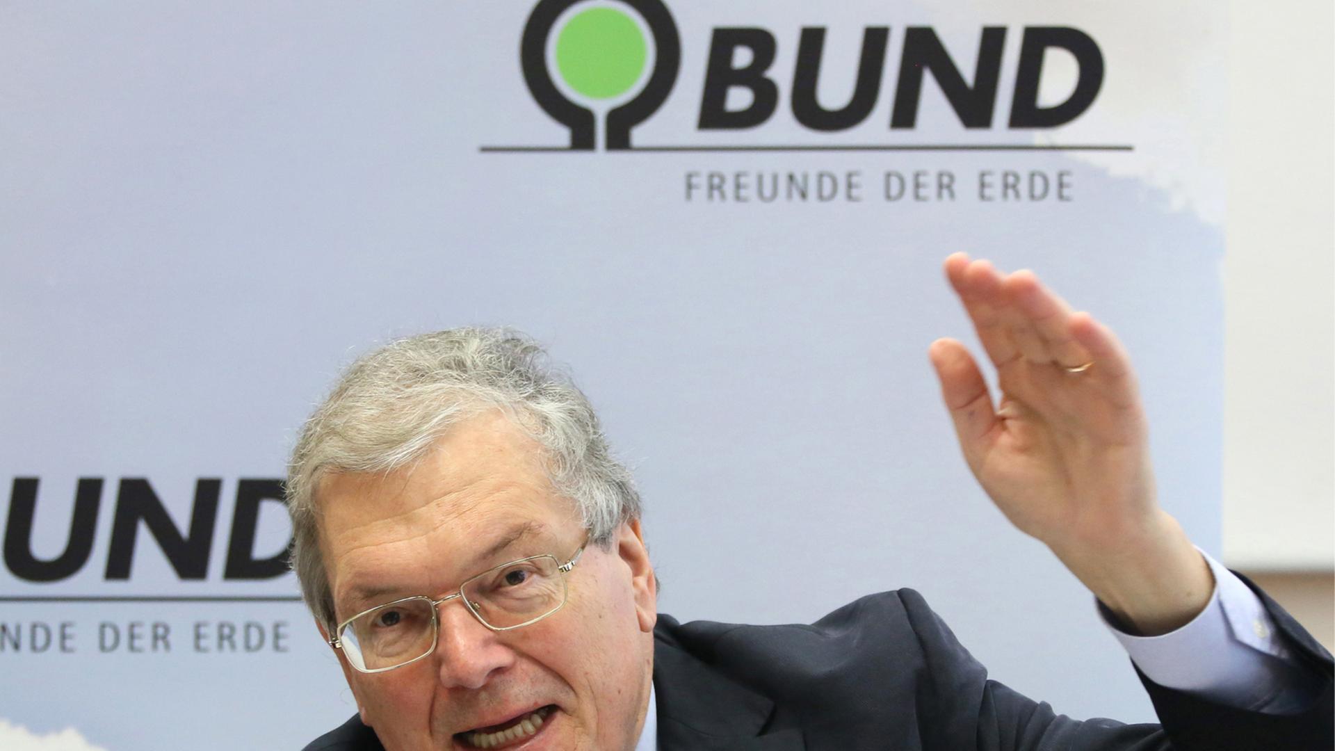 Der Vorsitzende der Organisation Bund für Umwelt und Naturschutz Deutschland, Hubert Weiger, bei einer Pressekonferenz in Berlin. Er hebt den linken Arm. Der Vorsitzende der Organisation Bund für Umwelt und Naturschutz Deutschland, Hubert Weiger, bei einer Pressekonferenz in Berlin. Er hebt den linken Arm.