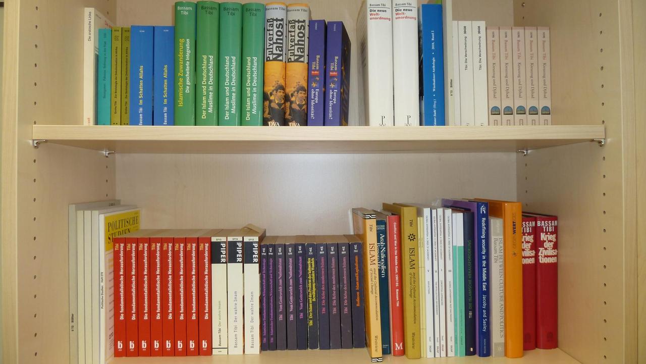 Das Bücherregal von Bassam Tibi mit seinen bisher veröffentlichten Werken.