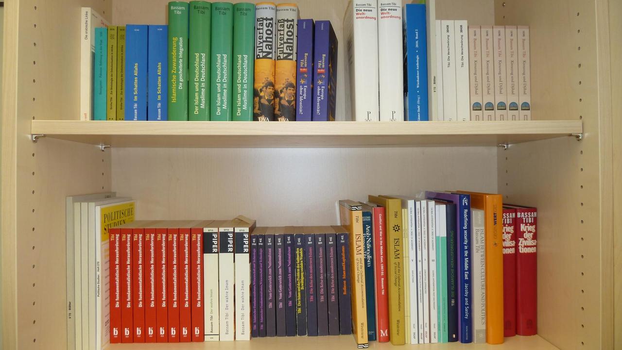 Das Bücherregal von Bassam Tibi mit seinen bisher veröffentlichten Werken. Das Bücherregal von Bassam Tibi mit seinen bisher veröffentlichten Werken.