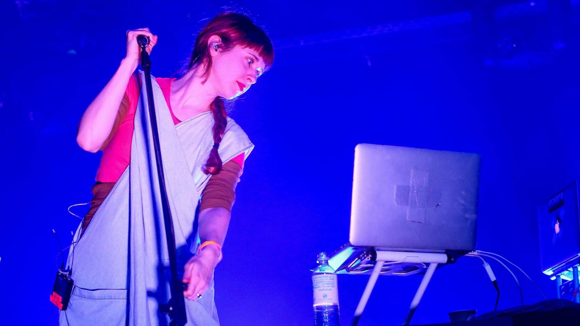 Das Foto zeigt die Musikerin Holly Herndon bei einem Konzert im März 2018 in Berlin. Das Foto zeigt die Musikerin Holly Herndon bei einem Konzert im März 2018 in Berlin.