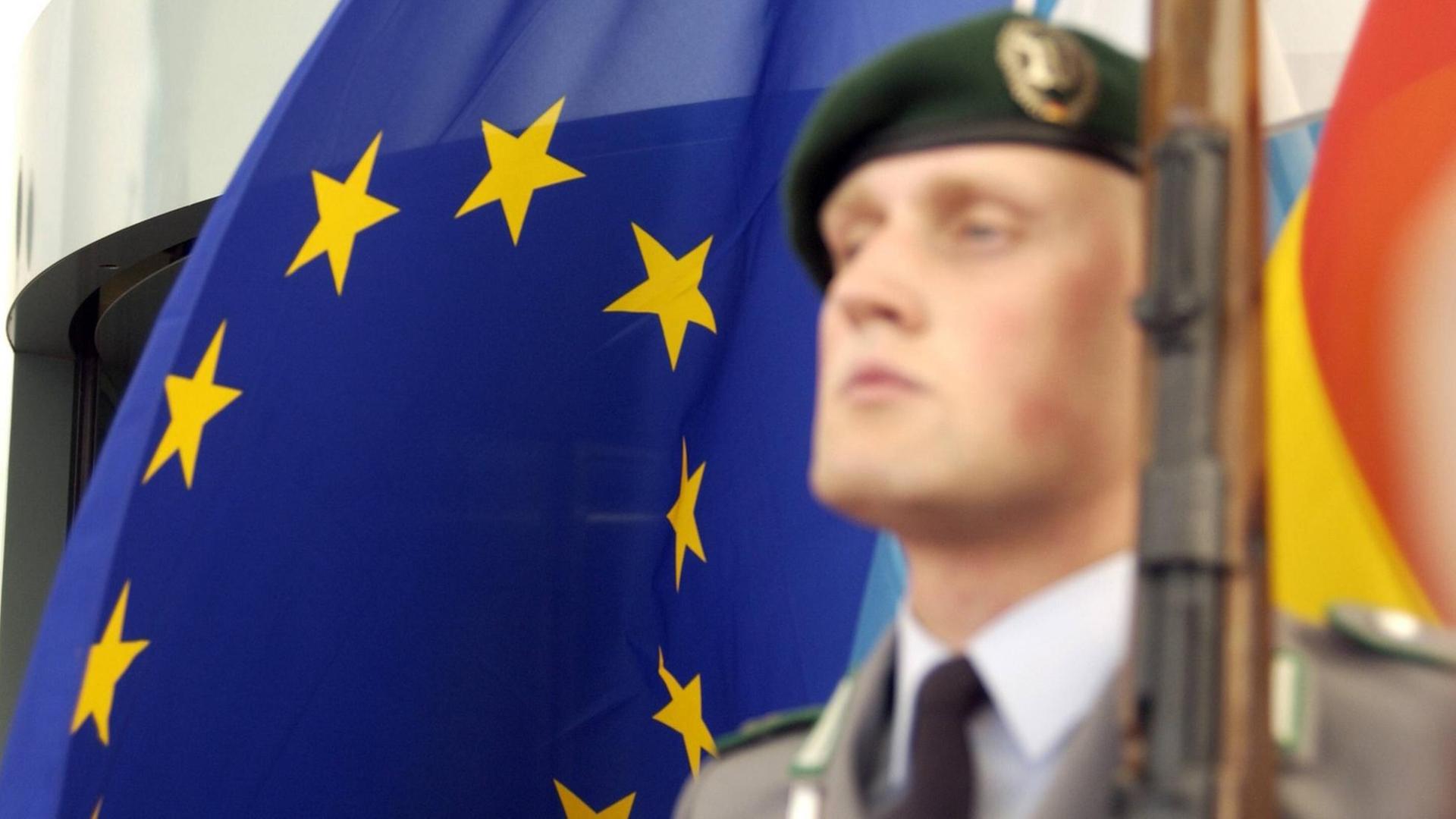 Ein Soldat des Wachbataillons der Bundeswehr vor der Europafahne Ein Soldat des Wachbataillons der Bundeswehr vor der Europafahne
