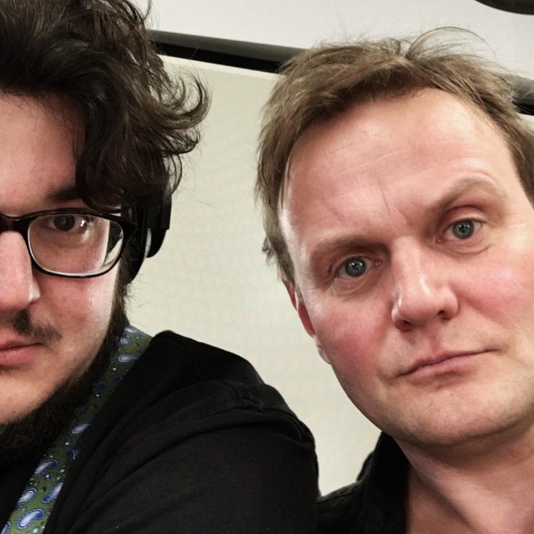 Die beiden Klassik-Nerds Devid Striesow und Axel Ranisch schauen auf witzige Weise ernst in die Kamera Die beiden Klassik-Nerds Devid Striesow und Axel Ranisch schauen auf witzige Weise ernst in die Kamera