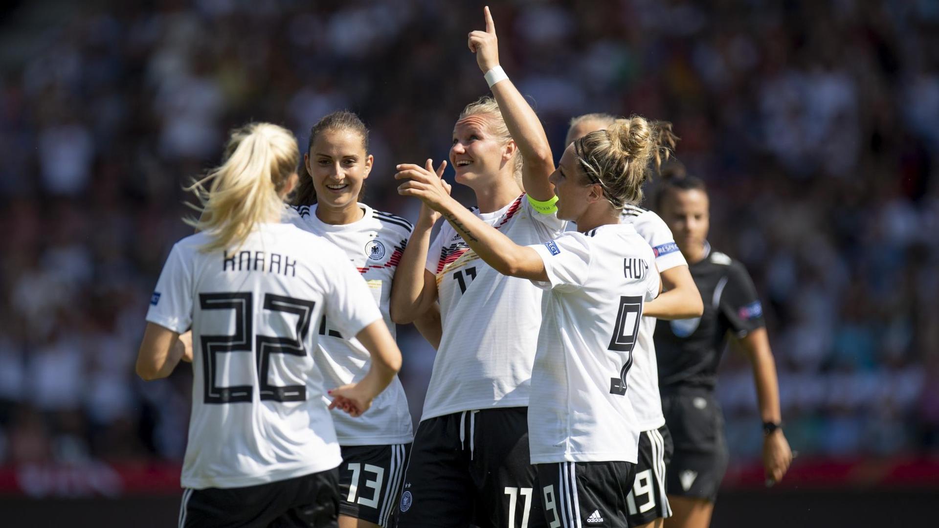 Jubel bei den Spielerinnen des Fußball-Nationalteams beim Spiel gegen Montenegro. Jubel bei den Spielerinnen des Fußball-Nationalteams beim Spiel gegen Montenegro.