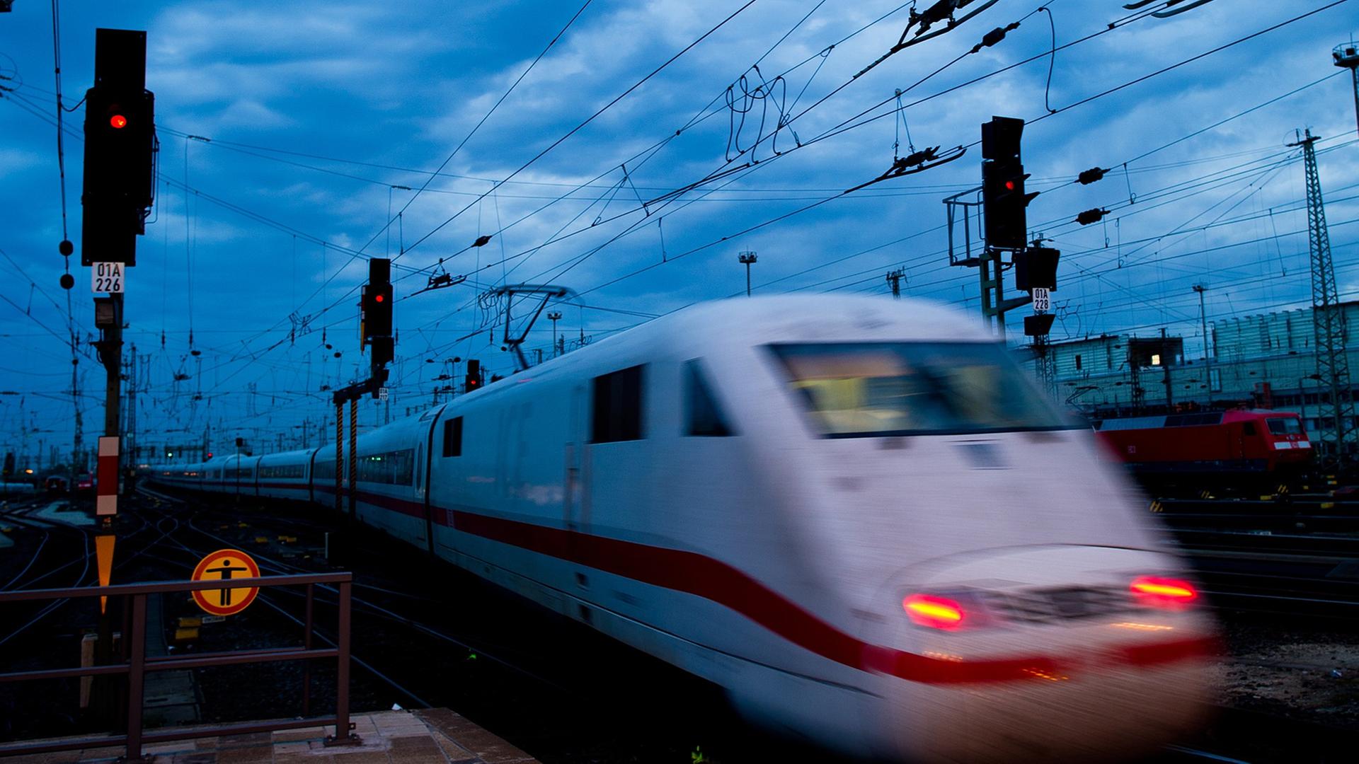 Ein ICE erreicht am 05.05.2015 zur morgentlichen blauen Stunde den Hauptbahnhof von Frankfurt / Main Deutsche Bahn setzt auf spanische Lokführer