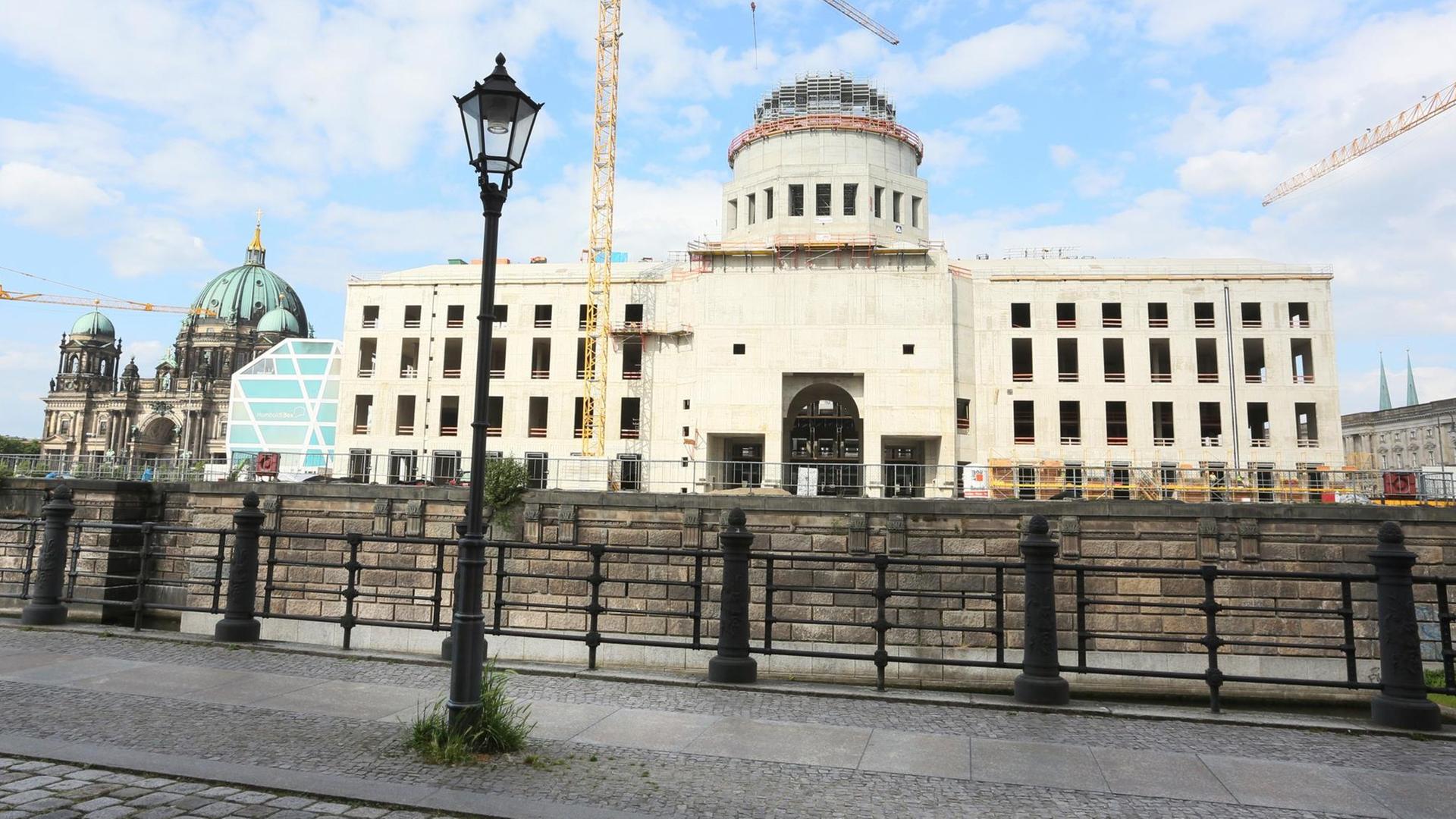 Der Rohbau des Berliner Stadtschlosses ist am 03.06.2015 in Berlin bei einem Rundgang auf der Baustelle im Vorfeld des Richtfests zu sehen. Der Rohbau des Berliner Stadtschlosses ist am 03.06.2015 in Berlin bei einem Rundgang auf der Baustelle im Vorfeld des Richtfests zu sehen.