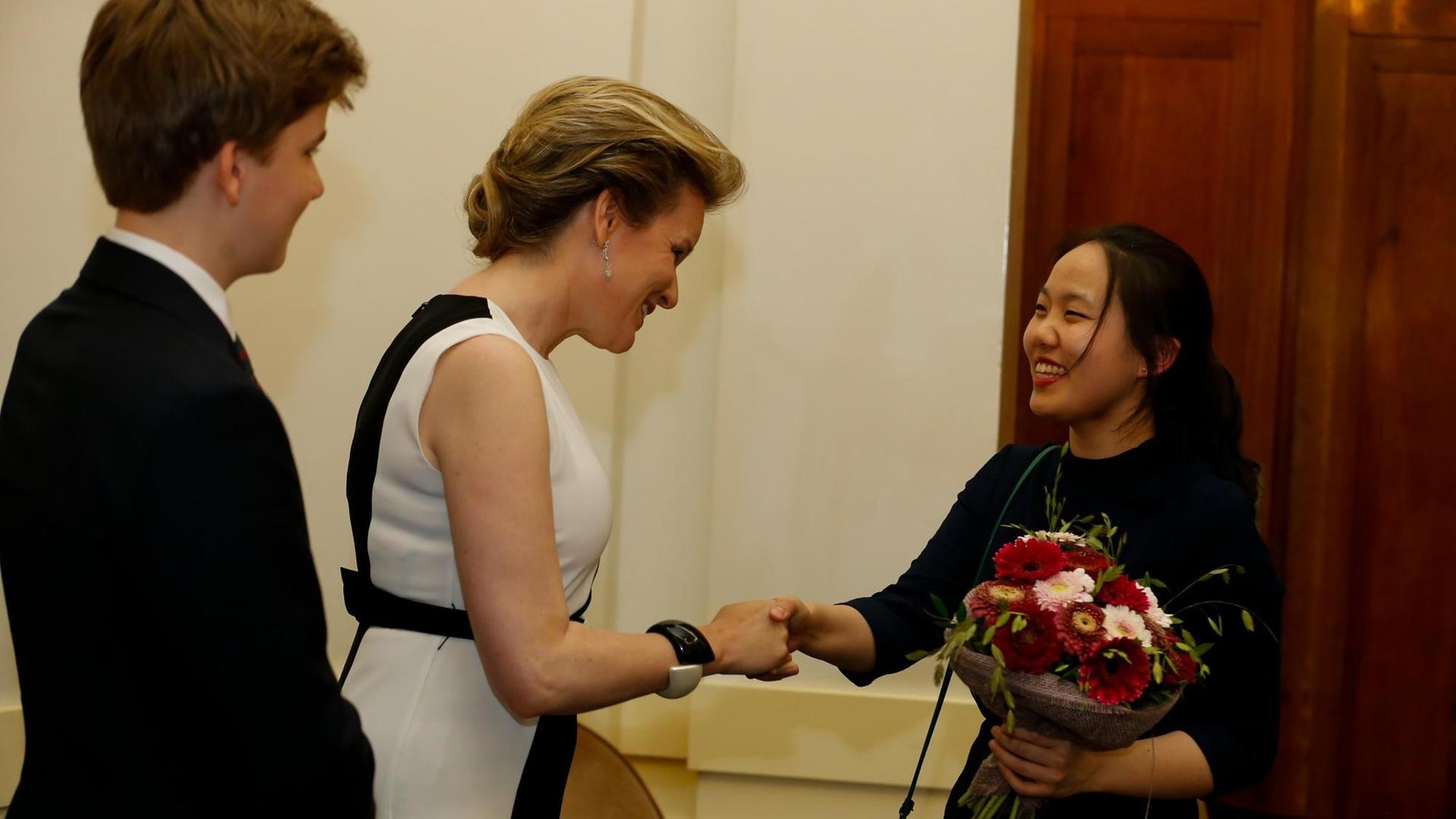 25.05.2019, Belgien, Brüssel: Königin Mathilde von Belgien gratuliert der Geigerin Stella Chen. Sie hat den "Königin Elisabeth Wettbewerb" gewonnen. 25.05.2019, Belgien, Brüssel: Königin Mathilde von Belgien gratuliert der Geigerin Stella Chen. Sie hat den "Königin Elisabeth Wettbewerb" gewonnen.