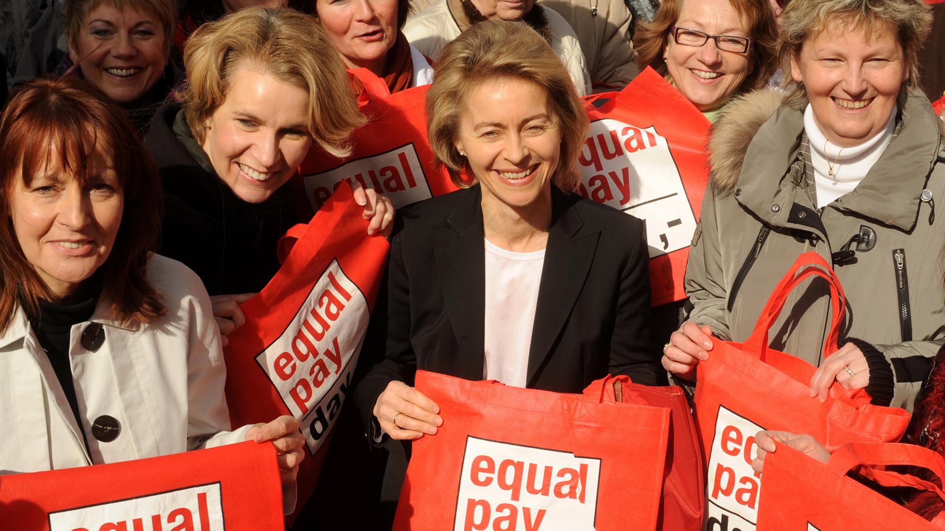 Edelgard Buhlmahn (SPD),  Elke Twesten (Grüne), Ursula von der Leyen und Mechthild Ross-Luttmann (beide CDU) stehenwährend der Aktion "Equal Pay Day" auf dem Opernplatz: