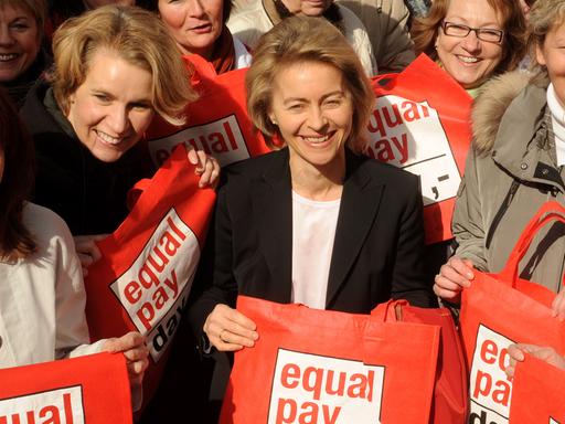 Edelgard Buhlmahn (SPD),  Elke Twesten (Grüne), Ursula von der Leyen und Mechthild Ross-Luttmann (beide CDU) stehenwährend der Aktion "Equal Pay Day" auf dem Opernplatz: