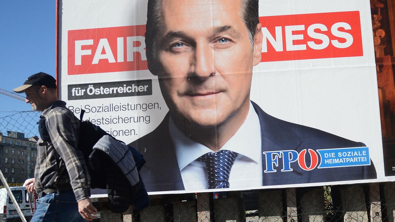 Wahlplakat der FPÖ mit ihrem Parteichef Heinz-Christian Strache Wahlplakat der FPÖ mit ihrem Parteichef Heinz-Christian Strache