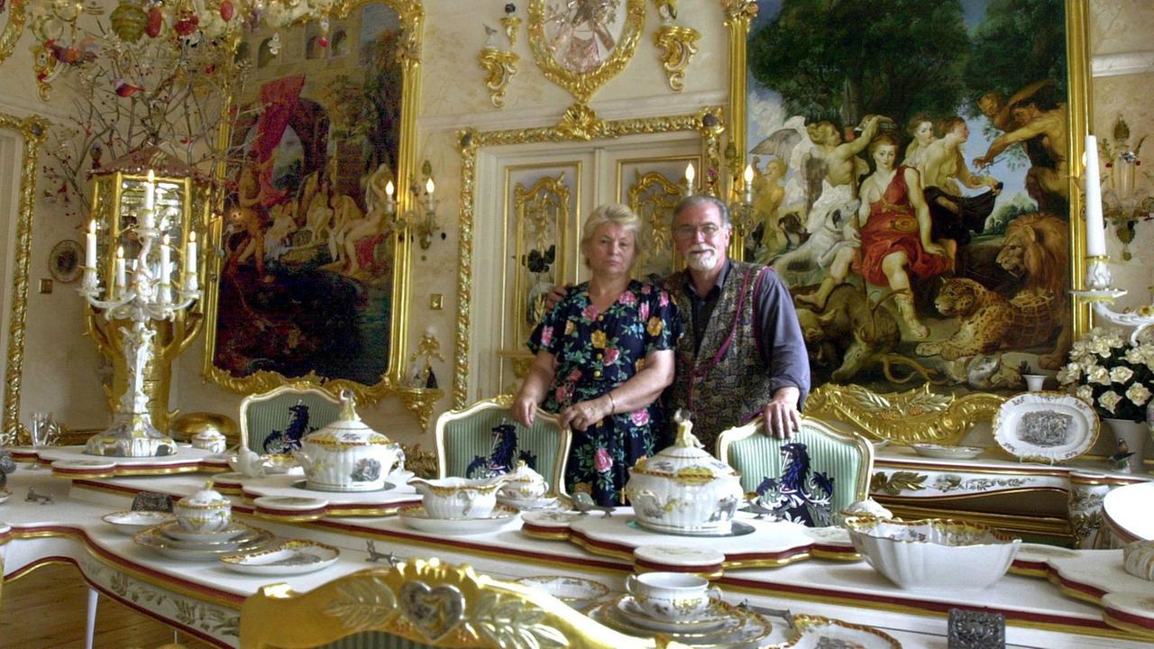 Helga und Uwe Schulz-Ebschbach im "Jagdzimmer der Diana" in ihrer Villa Iserhatsche in Bispingen.