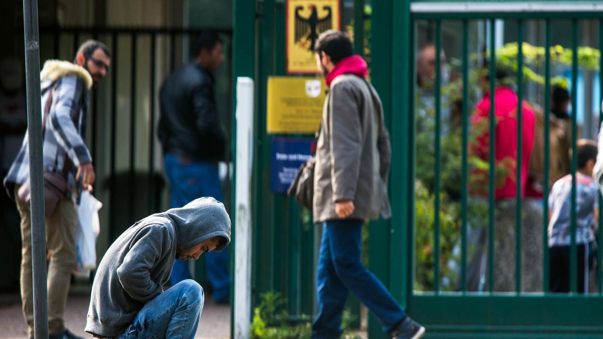 Zumeist aus Syrien stammende Flüchtlinge warten am 11.09.2015 vor der zentralen Erstaufnahmeeinrichtung des Landes Mecklenburg-Vorpommern in Horst bei Boizenburg (Mecklenburg-Vorpommern). Zumeist aus Syrien stammende Flüchtlinge warten am 11.09.2015 vor der zentralen Erstaufnahmeeinrichtung des Landes Mecklenburg-Vorpommern in Horst bei Boizenburg (Mecklenburg-Vorpommern).