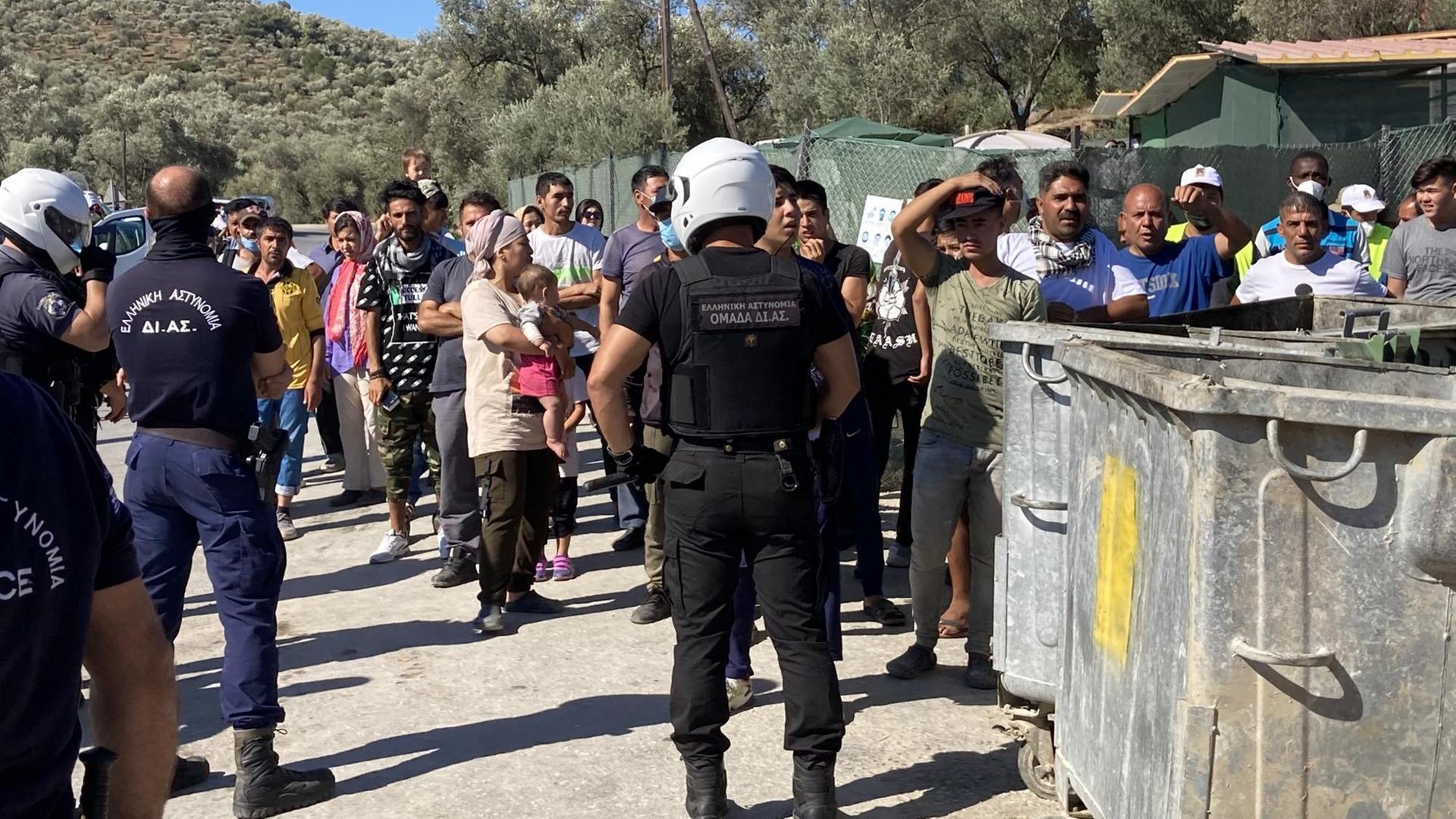 Sicherheitskräfte schirmen bei einem Besuch von Nordrhein-Westfalens Ministerpräsident Laschet und Integrationsminister Stamp im Flüchtlingslager Moria Flüchtlinge ab Sicherheitskräfte schirmen bei einem Besuch von Nordrhein-Westfalens Ministerpräsident Laschet und Integrationsminister Stamp im Flüchtlingslager Moria Flüchtlinge ab