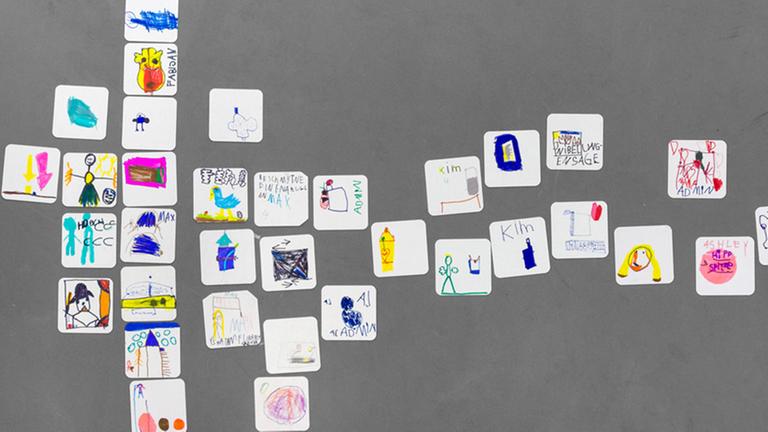 Geräusche aus dem Klassenzimmer: Kinderzeichnungen auf der Rückseite von Bierdeckeln. Geräusche aus dem Klassenzimmer: Kinderzeichnungen auf der Rückseite von Bierdeckeln.