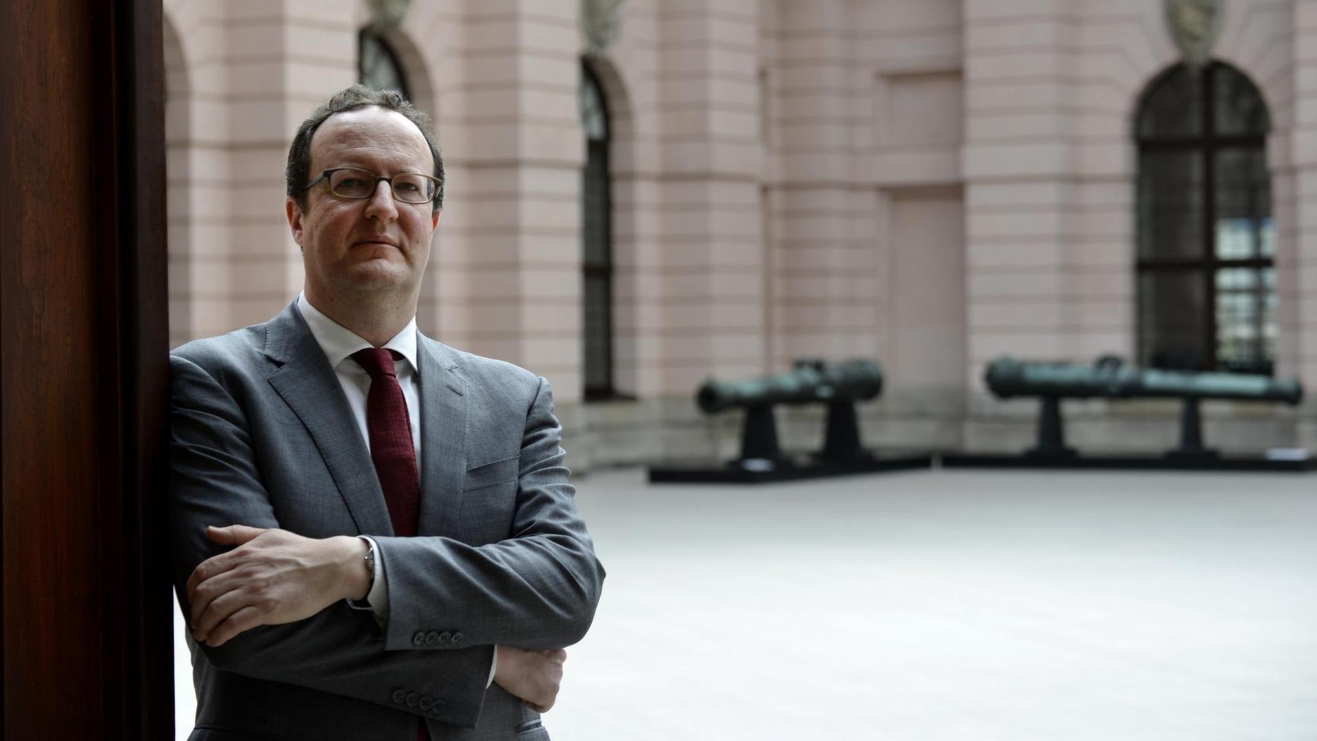 Der Präsident des DHM, Raphael Gross, steht im Innenhof des Museums an eine Säule gelehnt. Der Präsident des DHM, Raphael Gross, steht im Innenhof des Museums an eine Säule gelehnt.
