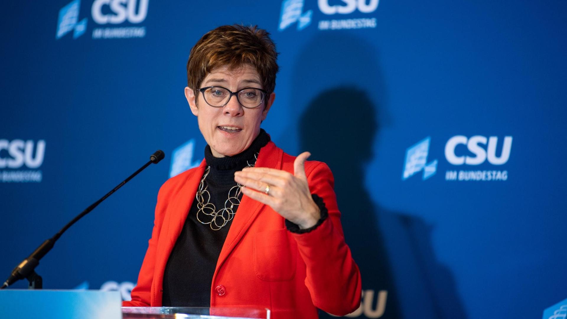 Annegret Kramp-Karrenbauer, Bundesvorsitzende der CDU, nimmt an der Abschlusspressekonferenz der Winterklausur der CSU-Landesgruppe im Bundestag im Kloster Seeon teil. Annegret Kramp-Karrenbauer, Bundesvorsitzende der CDU, nimmt an der Abschlusspressekonferenz der Winterklausur der CSU-Landesgruppe im Bundestag im Kloster Seeon teil.