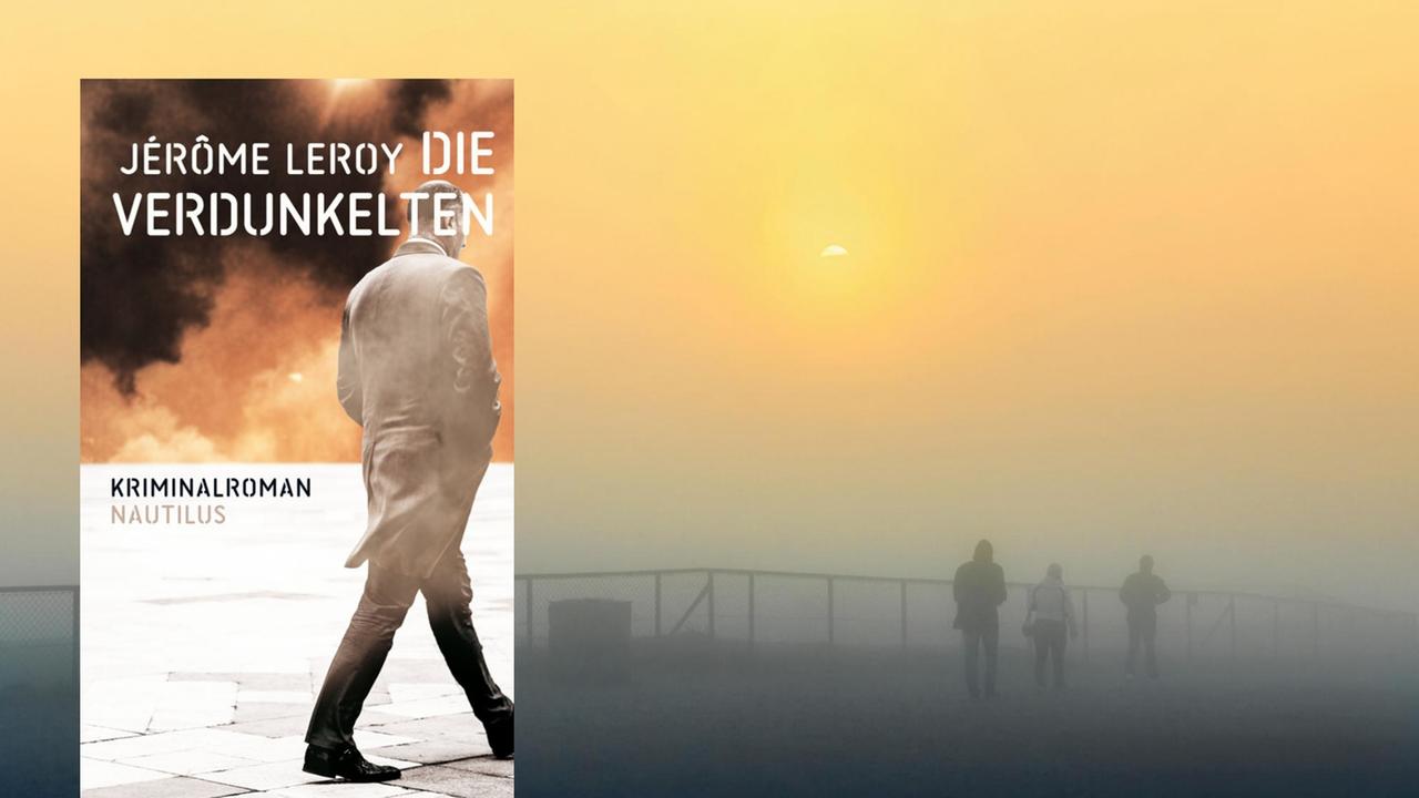 Das Cover von Jérôme Leroys Buch „Die Verdunkelten“ zeigt einen Mann, der im Trenchcoat, der sich vom betrachter entfernt. In der Ferne sind Rauchwolken zu sehen.