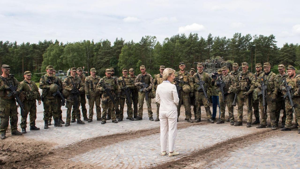 Bundesverteidigungsministerin Ursula von der Leyen (CDU) nahe der Generalfeldmarschall-Rommel-Kaserne in Augustdorf zu Soldaten. Bundesverteidigungsministerin Ursula von der Leyen (CDU) nahe der Generalfeldmarschall-Rommel-Kaserne in Augustdorf zu Soldaten.